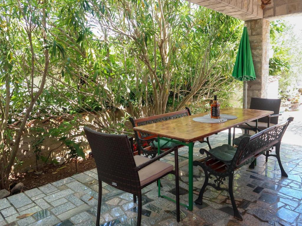 drewniany stół i krzesła na patio w obiekcie Holiday Home Maravic-1 by Interhome w mieście Dobrinj