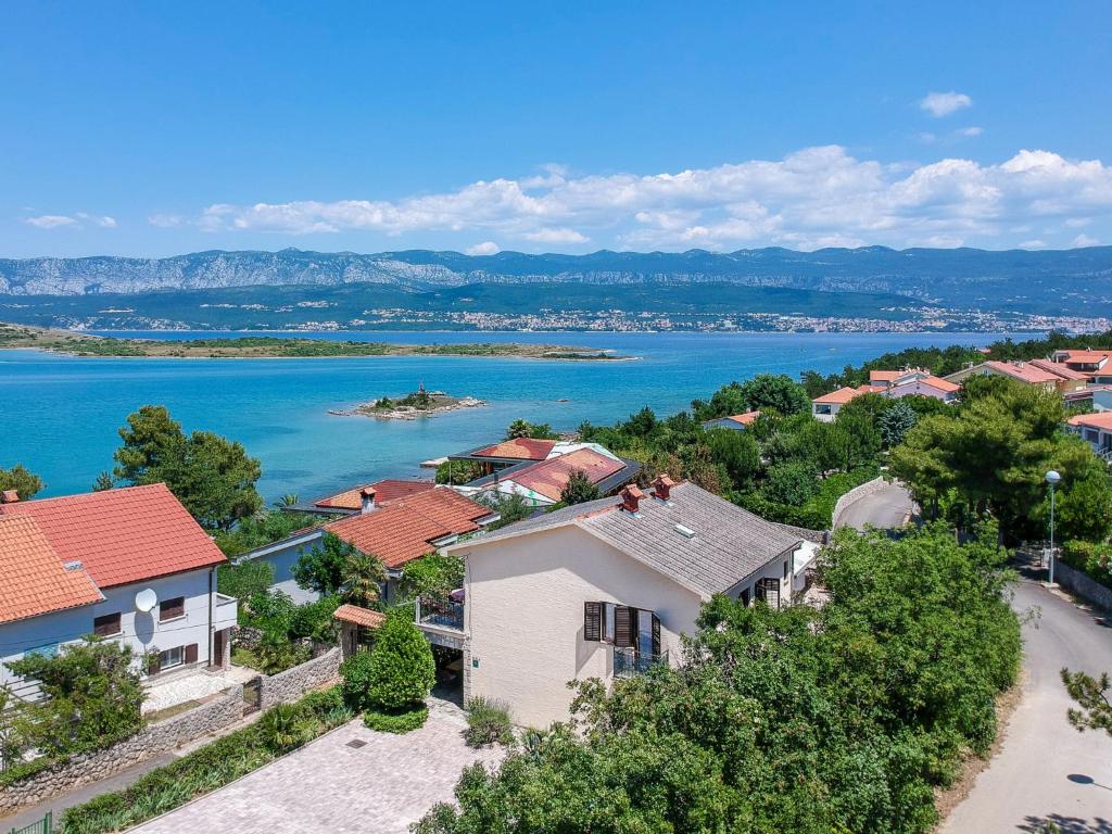 z góry widok na miasto z jeziorem w obiekcie Holiday Home Maravic-1 by Interhome w mieście Dobrinj