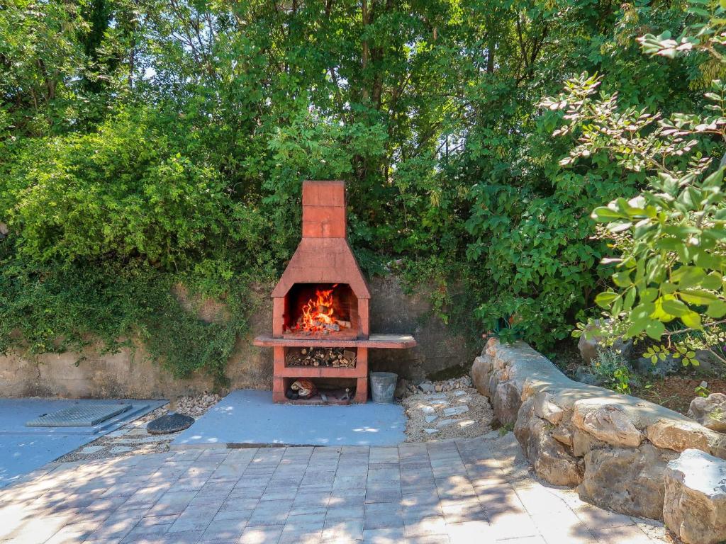piec ceglany z ogniem wewnątrz w obiekcie Holiday Home Maravic-1 by Interhome w mieście Dobrinj