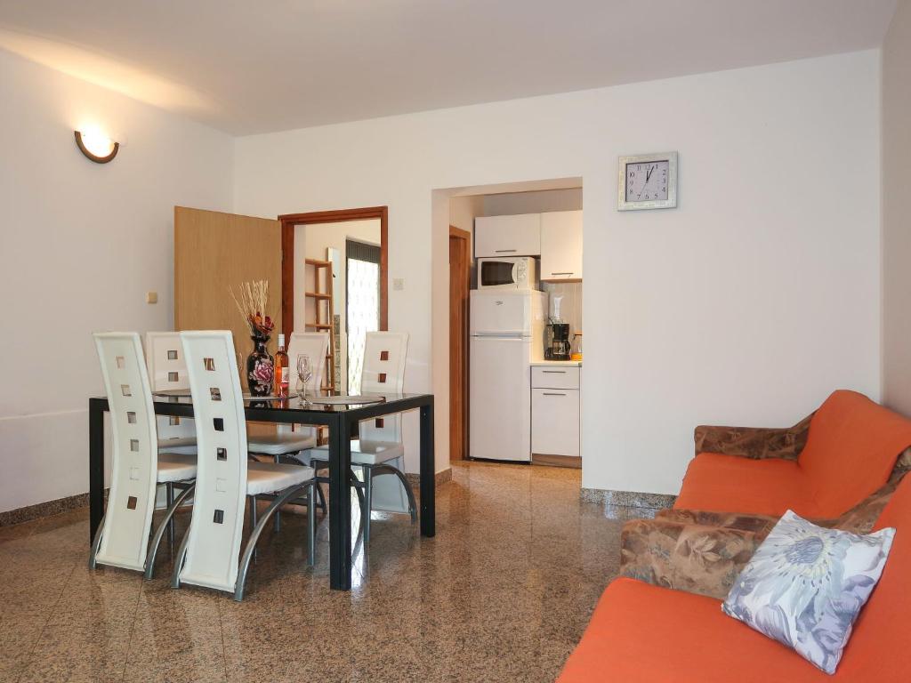 salon ze stołem i krzesłami oraz kuchnia w obiekcie Holiday Home Maravic-1 by Interhome w mieście Dobrinj