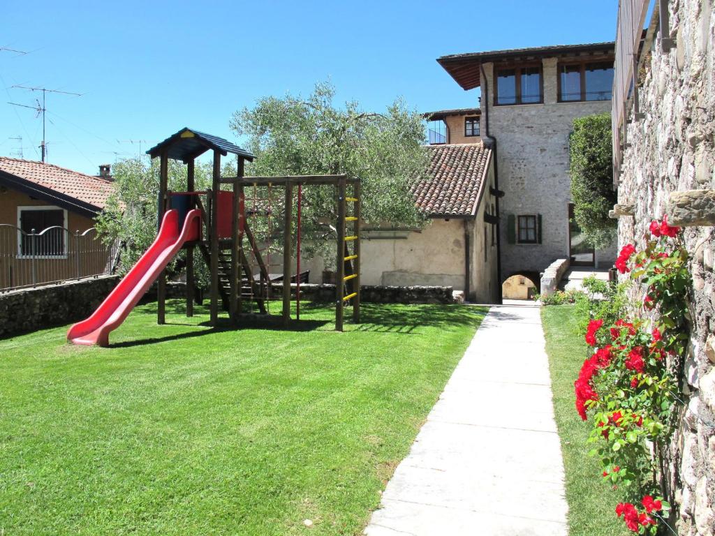 Plac zabaw dla dzieci w obiekcie Apartment Borgo Alba Chiara-3 by Interhome