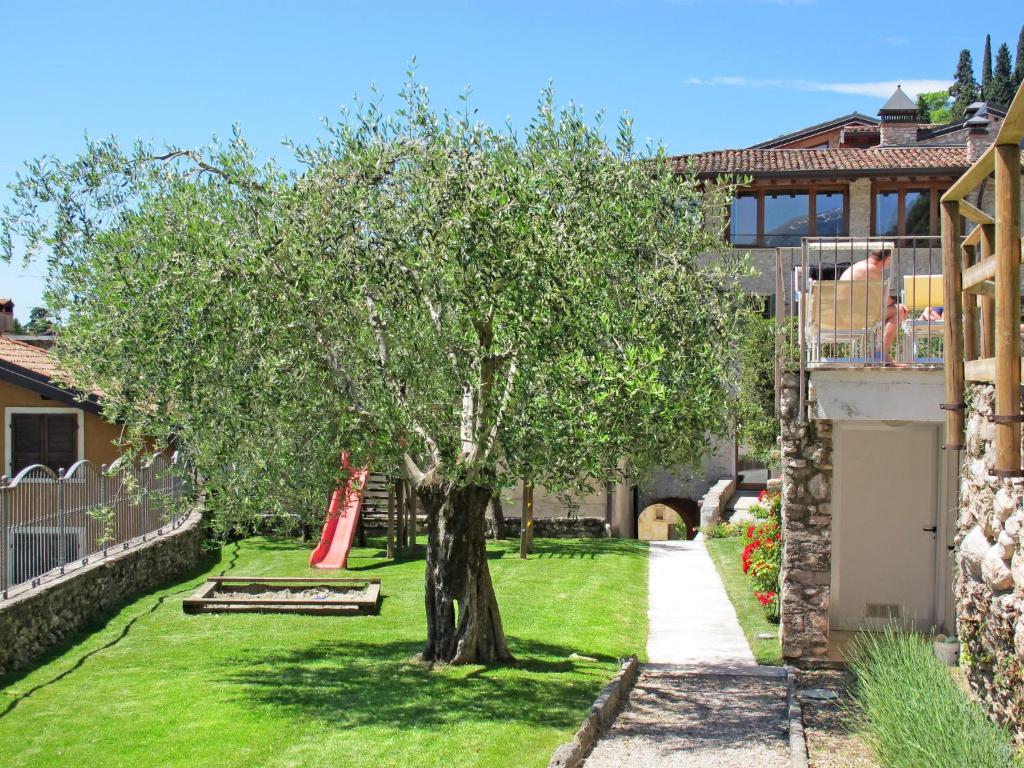 Ogród w obiekcie Apartment Borgo Alba Chiara-3 by Interhome