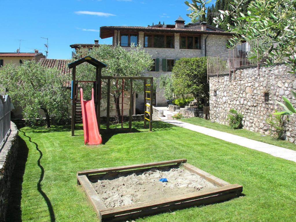 Plac zabaw dla dzieci w obiekcie Apartment Borgo Alba Chiara-3 by Interhome