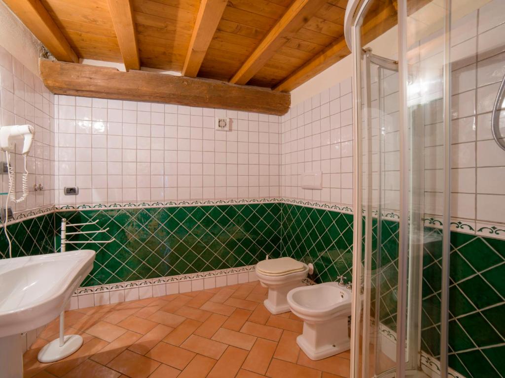 Łazienka w obiekcie Apartment Borgo Alba Chiara-3 by Interhome