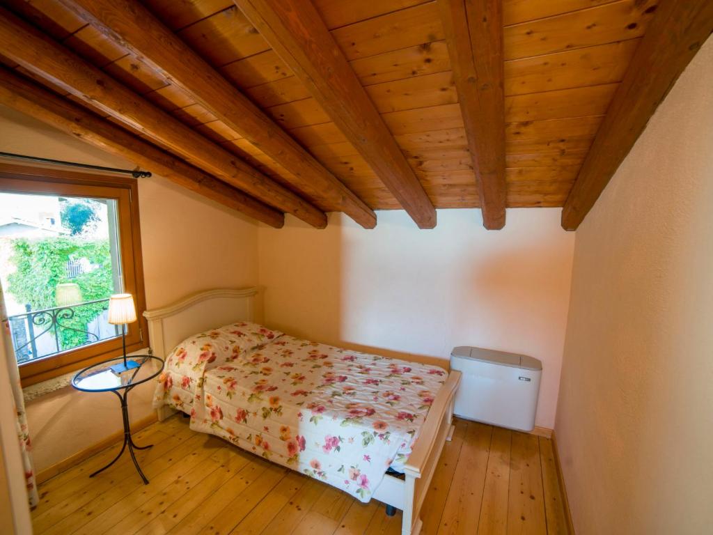 Łóżko lub łóżka w pokoju w obiekcie Apartment Borgo Alba Chiara-3 by Interhome