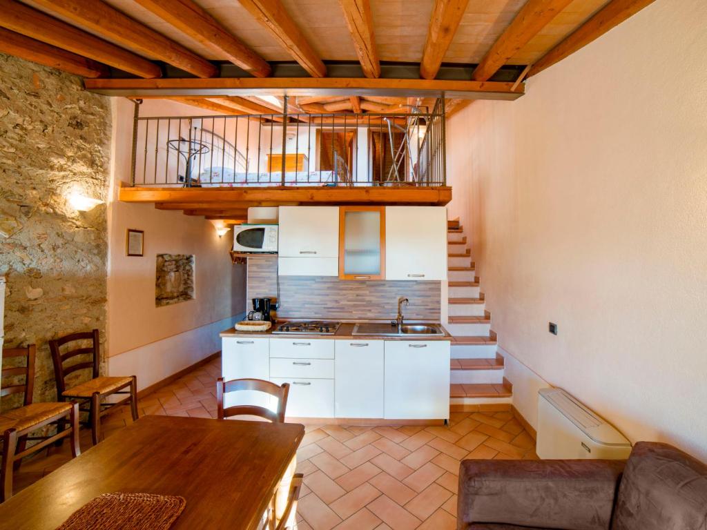 Kuchnia lub aneks kuchenny w obiekcie Apartment Borgo Alba Chiara-3 by Interhome