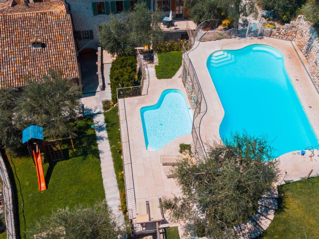 Basen w obiekcie Apartment Borgo Alba Chiara-3 by Interhome lub w pobliżu