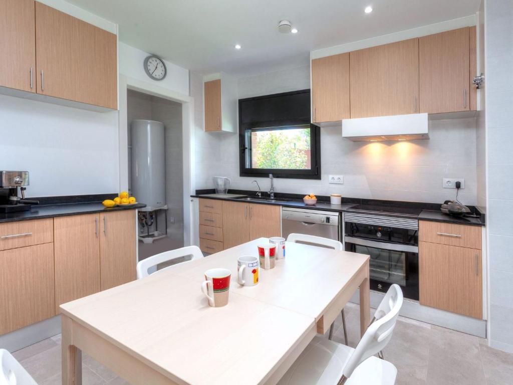 Kuchyňa alebo kuchynka v ubytovaní Holiday Home Avets by Interhome