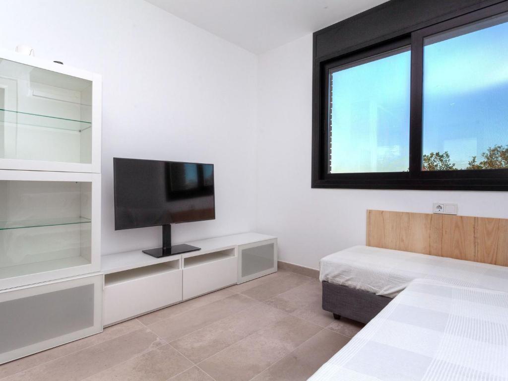 Televízia a/alebo spoločenská miestnosť v ubytovaní Holiday Home Avets by Interhome