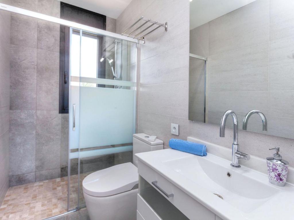 Kúpeľňa v ubytovaní Holiday Home Avets by Interhome
