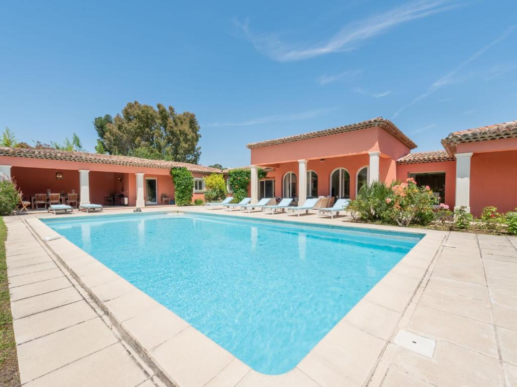 een zwembad in de achtertuin van een huis bij Villa Les Mûres mûres by Interhome in Grimaud