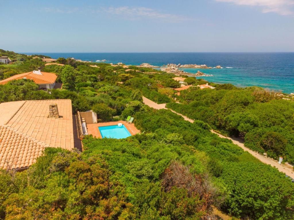 - une vue aérienne sur une maison et l'océan dans l'établissement Holiday Home Maximilian by Interhome, à Greuli 
