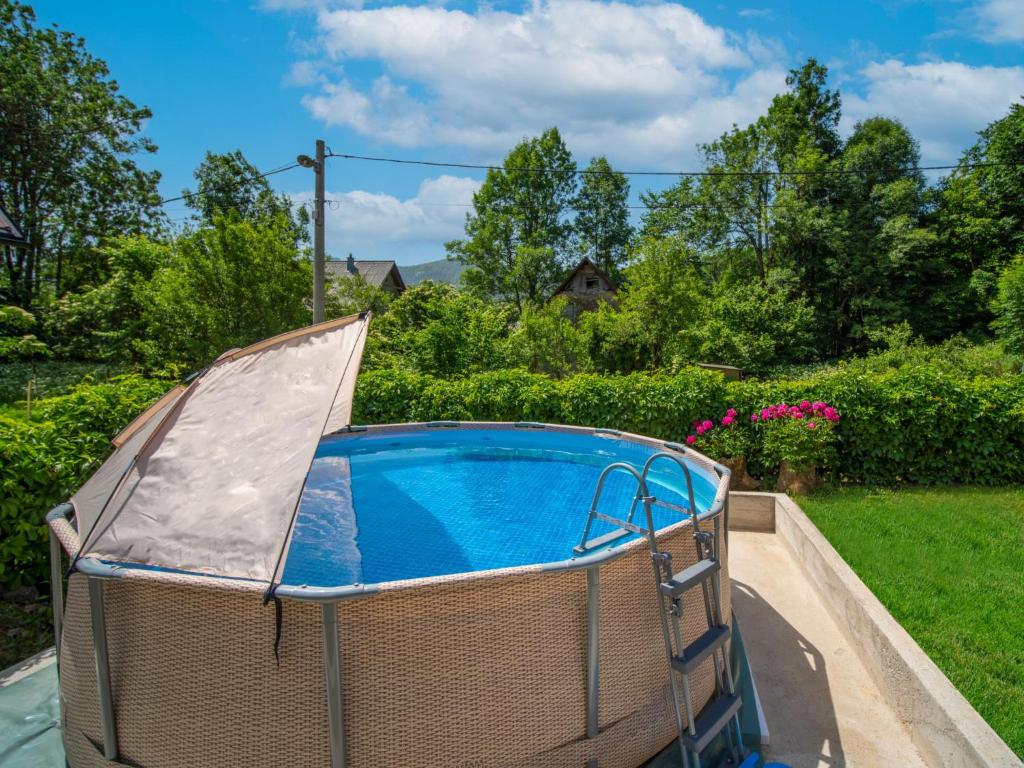 una bañera de hidromasaje con cubierta en un patio en Holiday Home Maja by Interhome en Lič