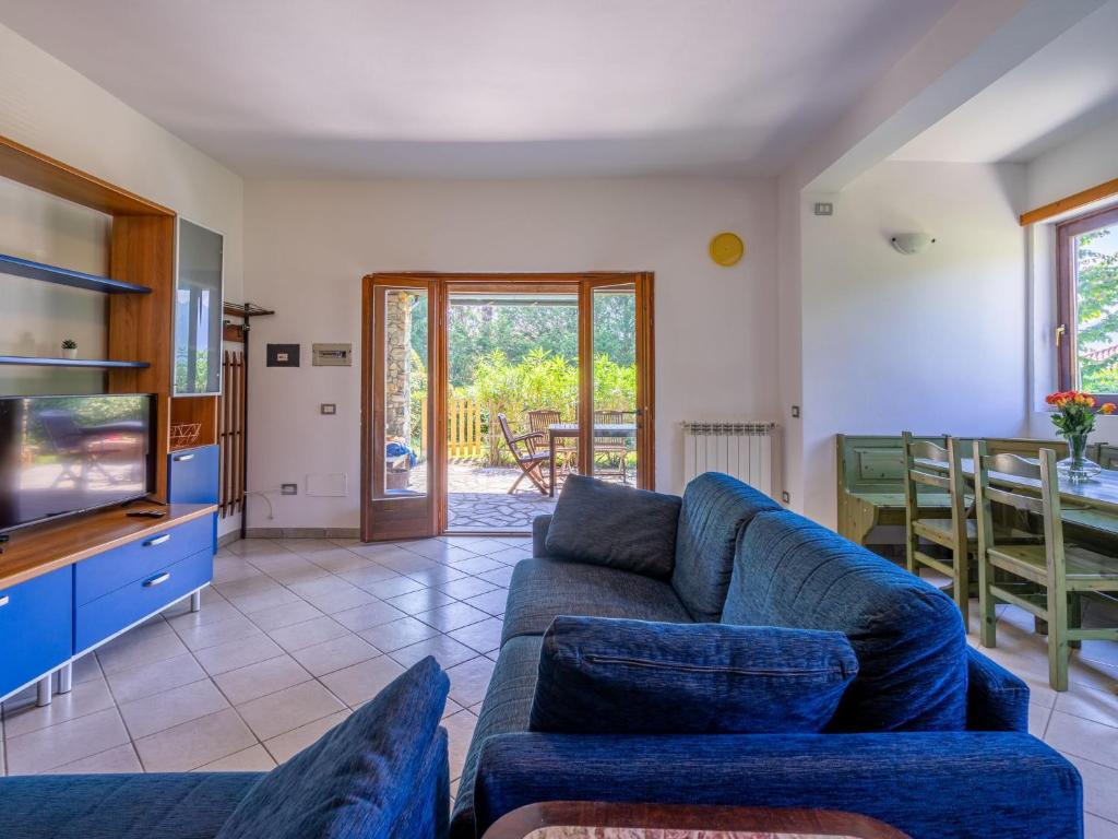 Televízia a/alebo spoločenská miestnosť v ubytovaní Apartment Residenza Agrifoglio-15 by Interhome