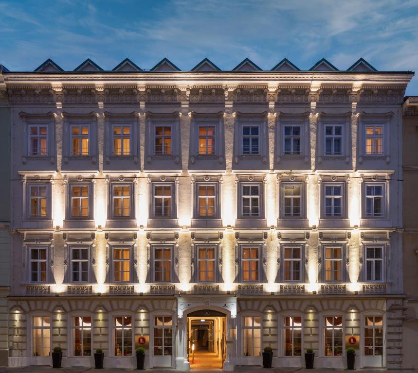 un grande edificio bianco con luci accese di The Levante Rathaus Apartments a Vienna