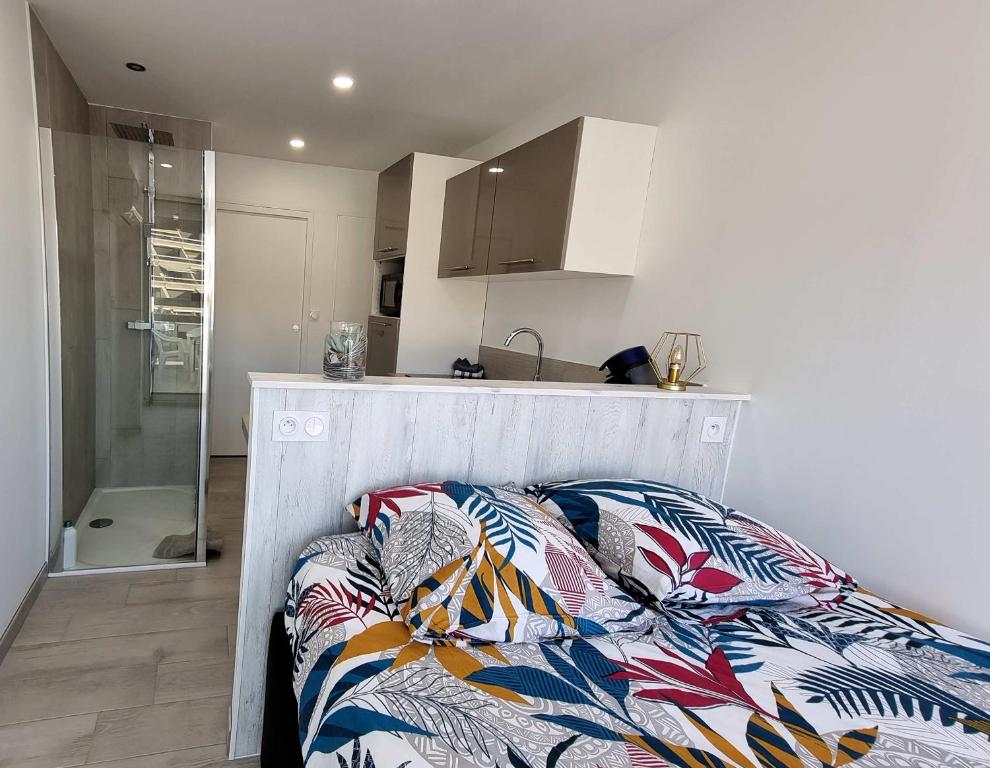 une chambre avec un lit et une cuisine dans l'établissement Studio Port Nature 2 Castalie, au Cap d'Agde