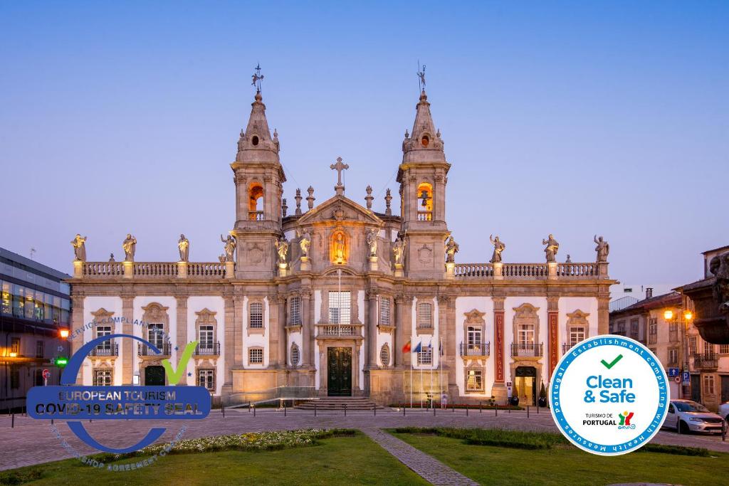 un vecchio edificio con un cartello di fronte di Vila Gale Collection Braga a Braga