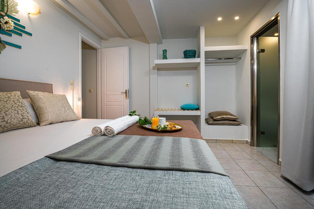 Posteľ alebo postele v izbe v ubytovaní Tortuga Dafni Bay Villas Diver's Paradise by "elite"