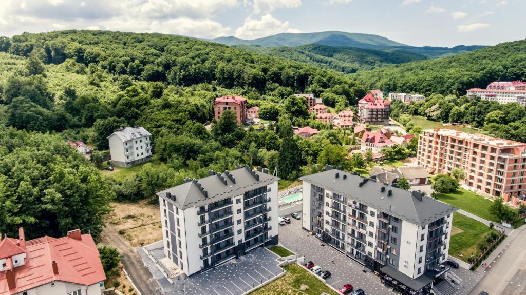 Nespecifikovaný výhled na hory nebo výhled na hory při pohledu z hotelu