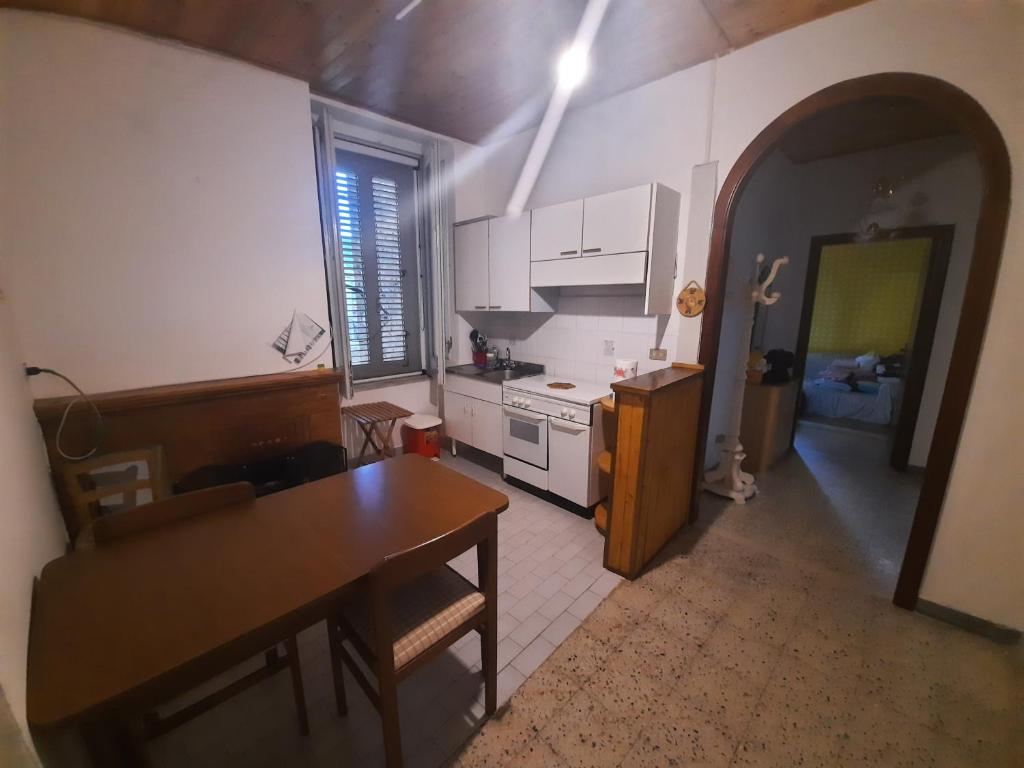 a living room with a table and a kitchen at Cilento e mare in Rodio