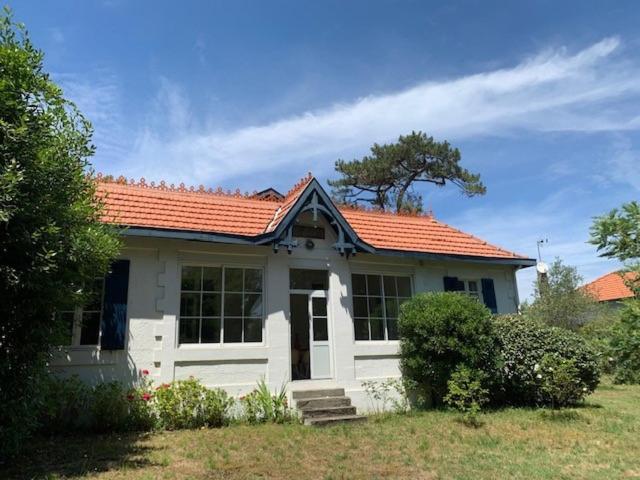 una pequeña casa blanca con techo naranja en Villa Marguerite, en Lège-Cap-Ferret