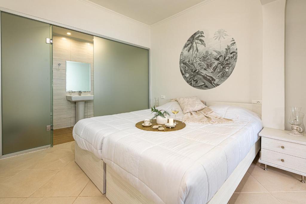 Posteľ alebo postele v izbe v ubytovaní Tortuga Dafni Bay Villas Diver's Paradise by "elite"