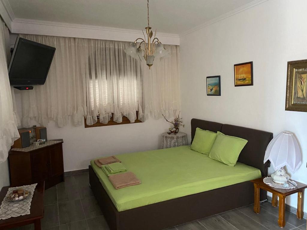 Televízia a/alebo spoločenská miestnosť v ubytovaní Cozy Asprovalta Home by the Sea