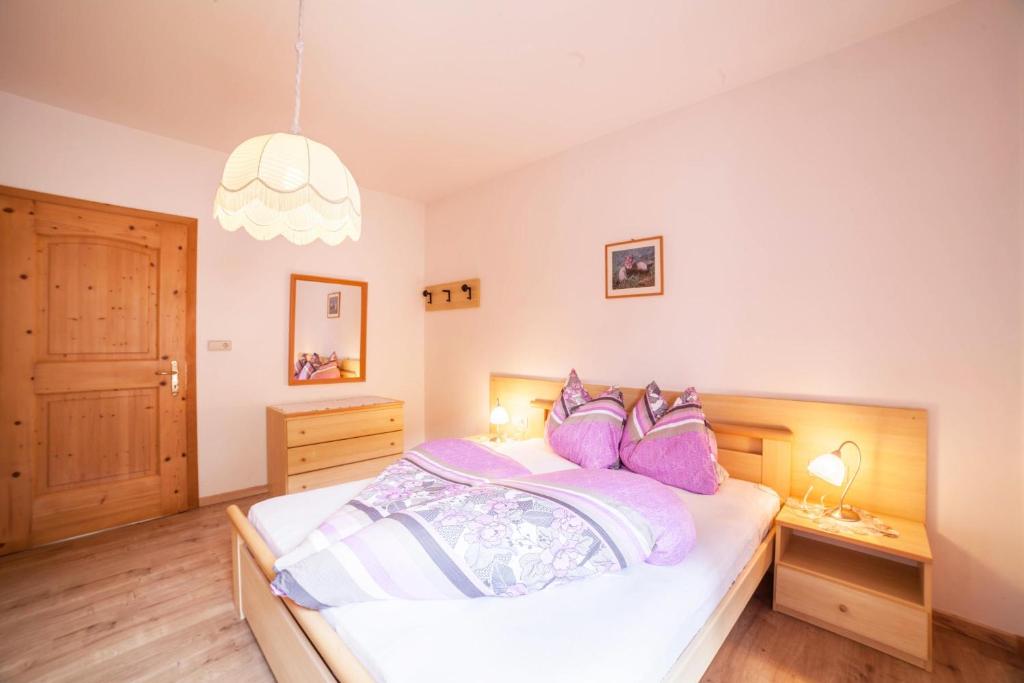 A bed or beds in a room at Sonnenparadies Apartement 3