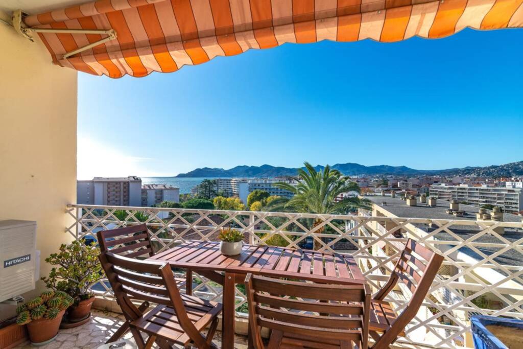 Una mesa y sillas en un balcón con vista. en C078-Superb apt in Cannes - Sea view - 6 people, en Cannes