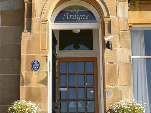 una puerta de un edificio con una señal encima en The Ardyne Guest House, en Rothesay