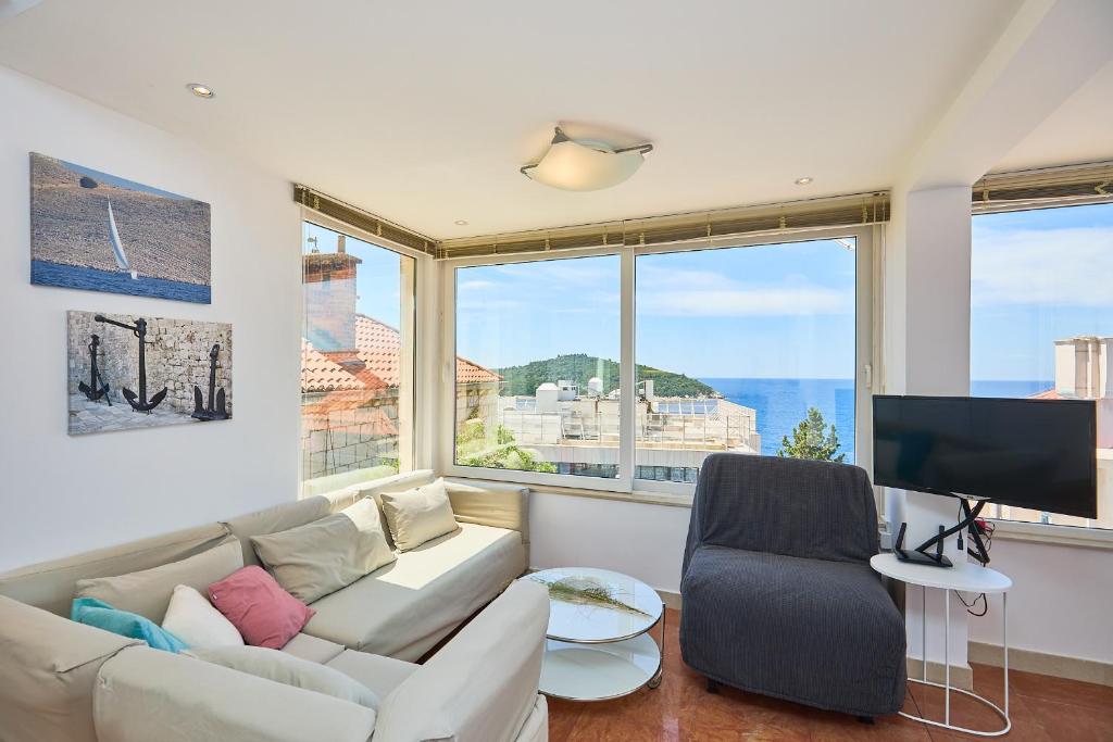 a living room with a couch and a tv at Hedera Estate, Hedera A39 in Dubrovnik