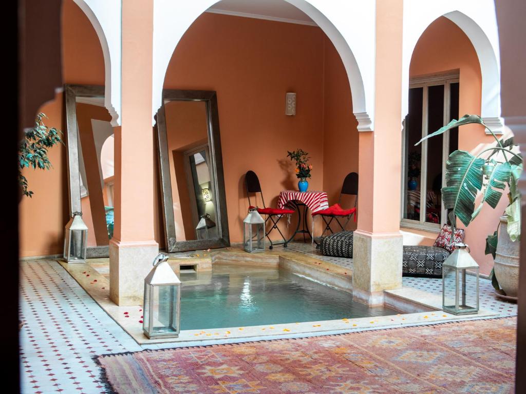 una piscina cubierta en una casa con patio en Riad Tahani, en Marrakech