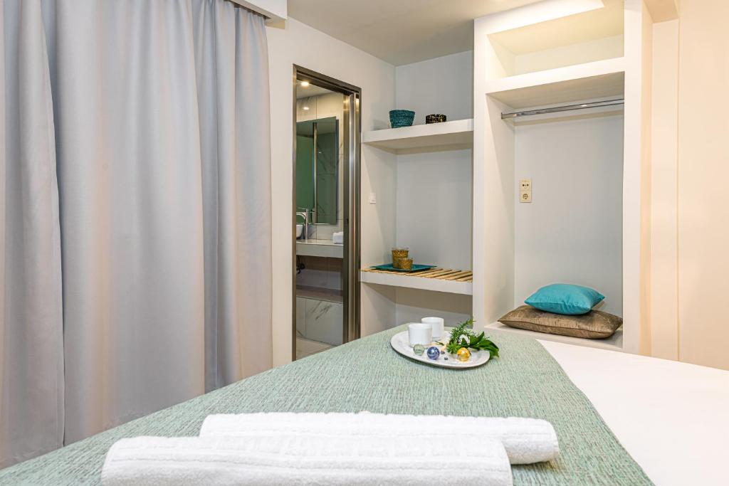 Posteľ alebo postele v izbe v ubytovaní Tortuga Dafni Bay Villas Diver's Paradise by "elite"
