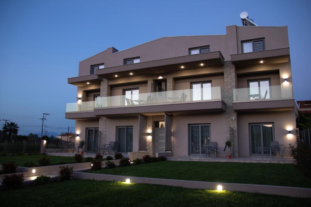 duży budynek z oświetleniem przed nim w obiekcie Callista Luxury Apartments w Stavrós