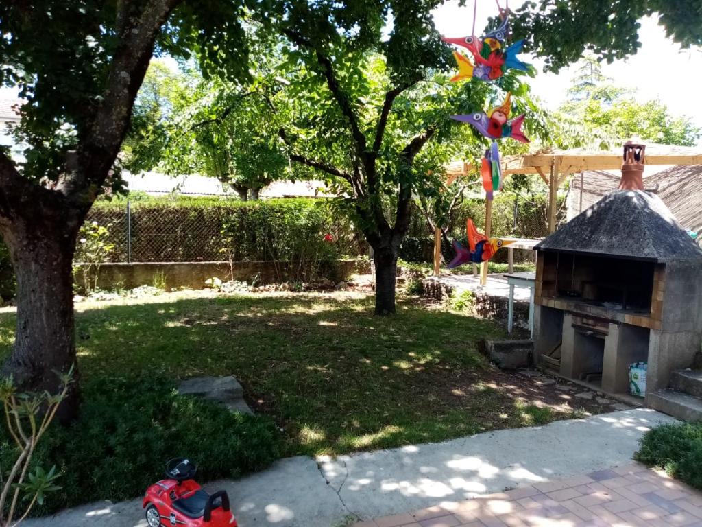 米洛的住宿－Sangha Millau，玩具摩托车停在一个游戏房旁边