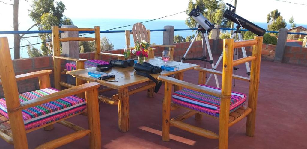 Balkón nebo terasa v ubytování Amantani Lodge