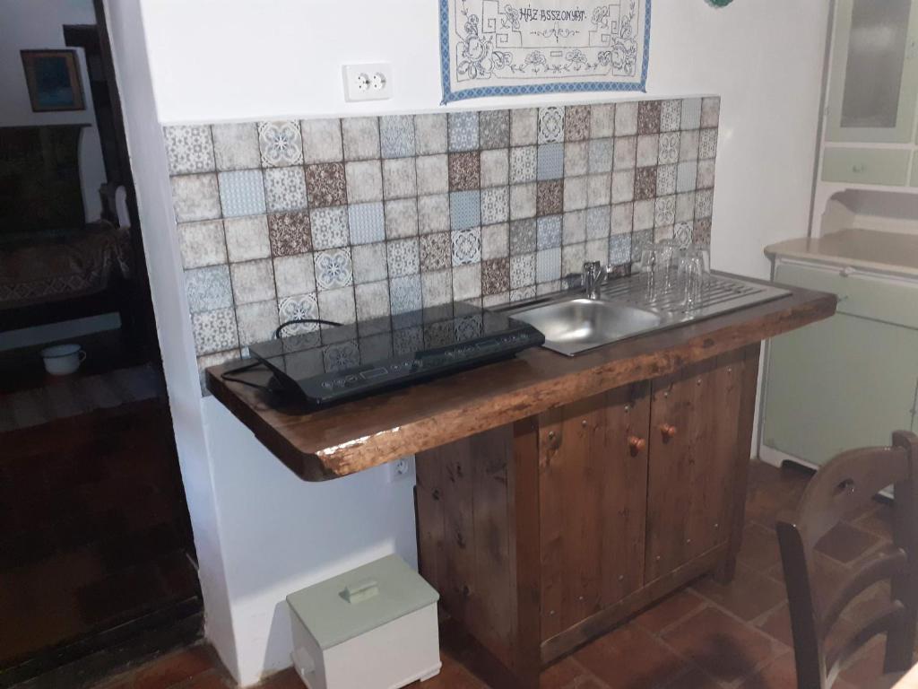 Kuchyň nebo kuchyňský kout v ubytování Letűnt Idők Vendégház