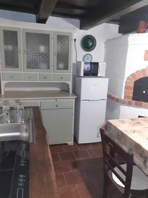 Kuchyň nebo kuchyňský kout v ubytování Letűnt Idők Vendégház