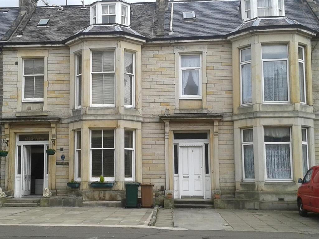 une maison avec une voiture garée devant elle dans l'établissement Capital Guest House, à Édimbourg