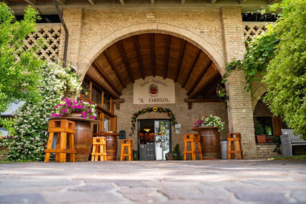 un ingresso a un edificio con sedie e porta di Agriturismo Isola Augusta a Palazzolo dello Stella