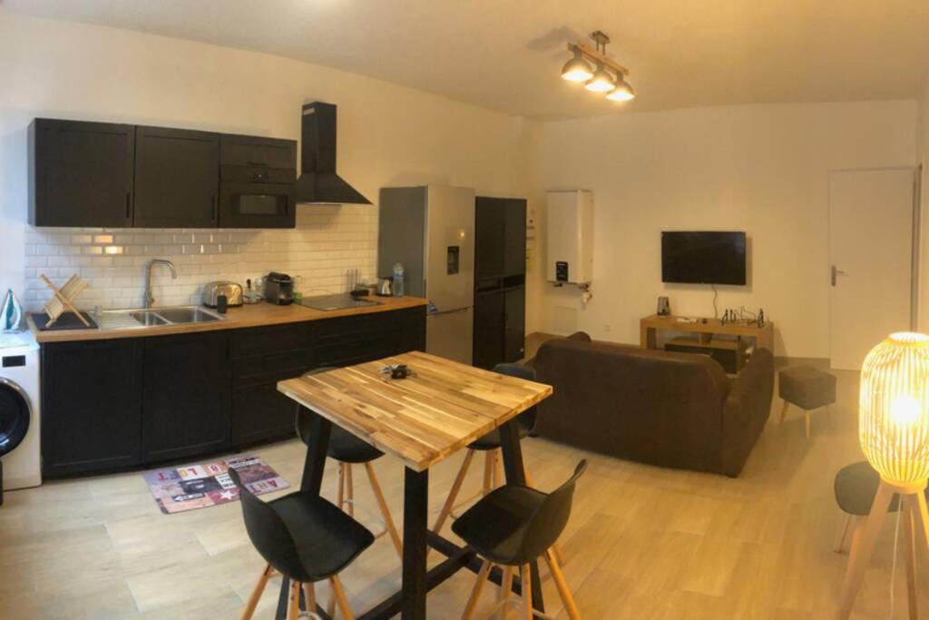 T2 neuf et Ambiance wood and black (noir et bois) - Housity