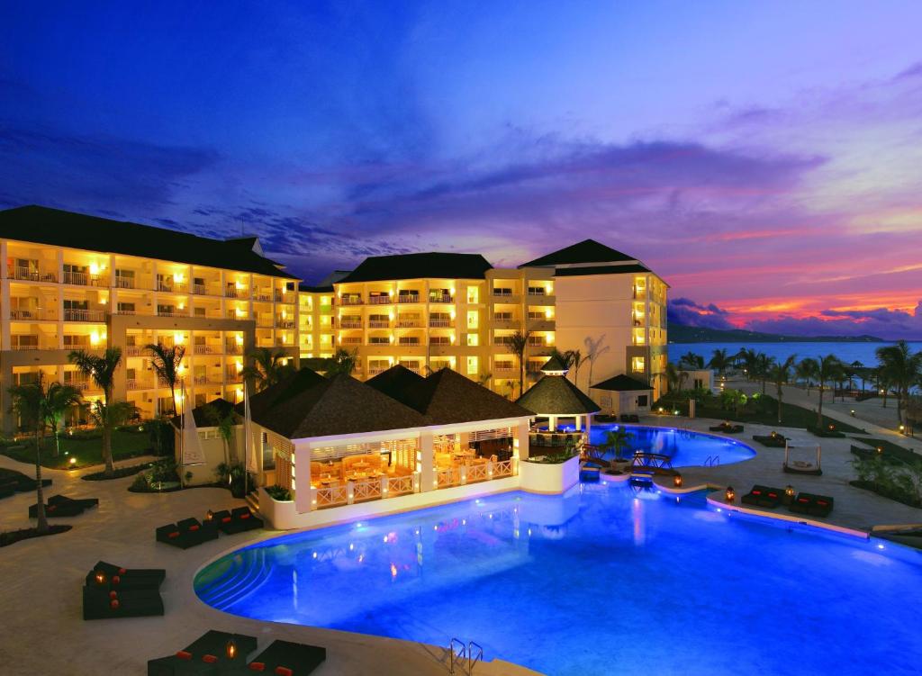 Bazén v ubytování Secrets St James Adults Only - All Inclusive nebo v jeho okolí