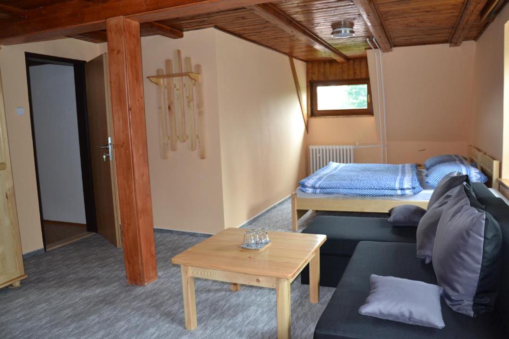 Łóżko lub łóżka w pokoju w obiekcie Penzion pod Severákem