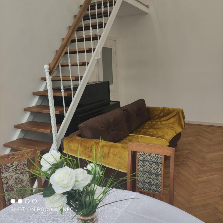 ein Wohnzimmer mit Sofa und Klavier in der Unterkunft Атмосферная квартира в центре in Odessa
