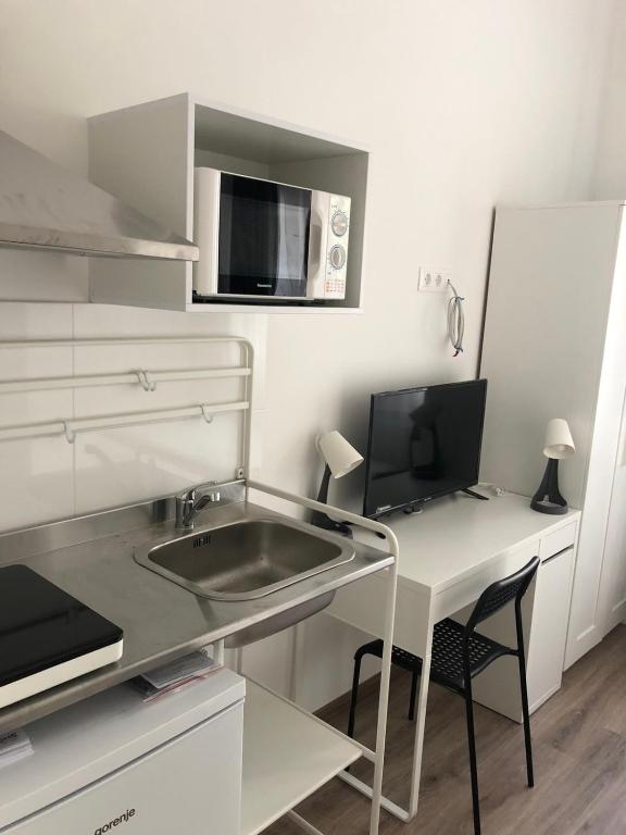 Kuchyň nebo kuchyňský kout v ubytování Omega Apartments Budapest