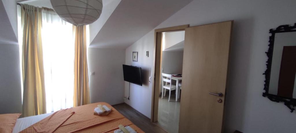 Televízia a/alebo spoločenská miestnosť v ubytovaní Red Sunset Apartments