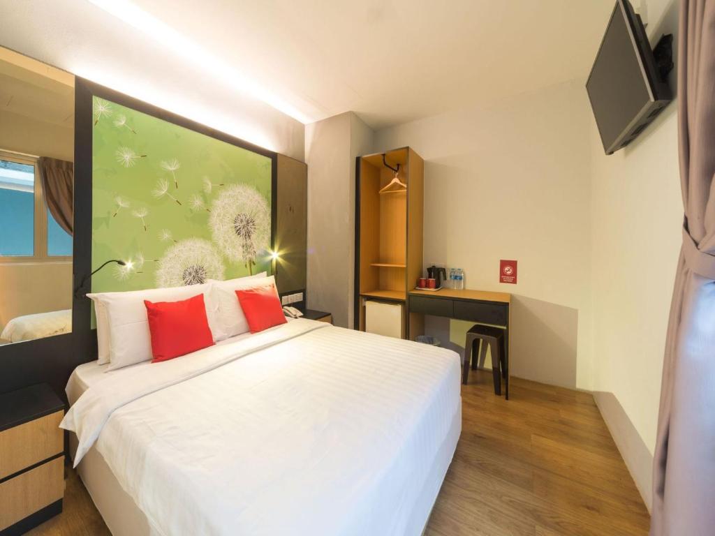 - une chambre avec un lit blanc et un bureau dans l'établissement Hi Hotel Dot, à Singapour