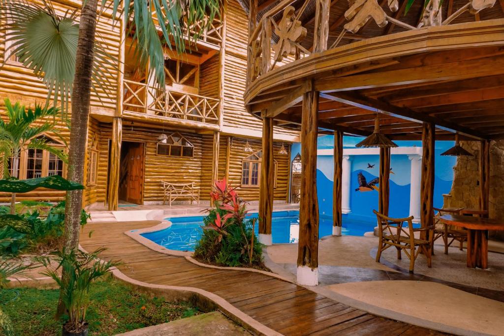 una casa con una piscina en el medio de ella en Hostal Poseidon en Puerto Cayo
