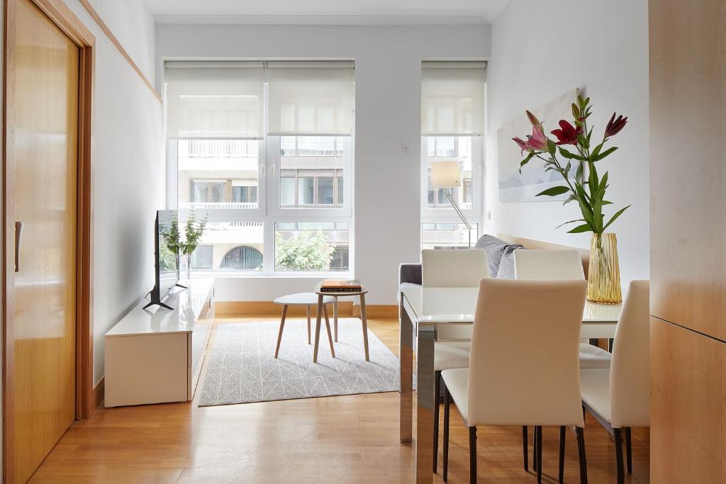 een keuken en eetkamer met een tafel en stoelen bij Eder 1 by FeelFree Rentals in San Sebastian