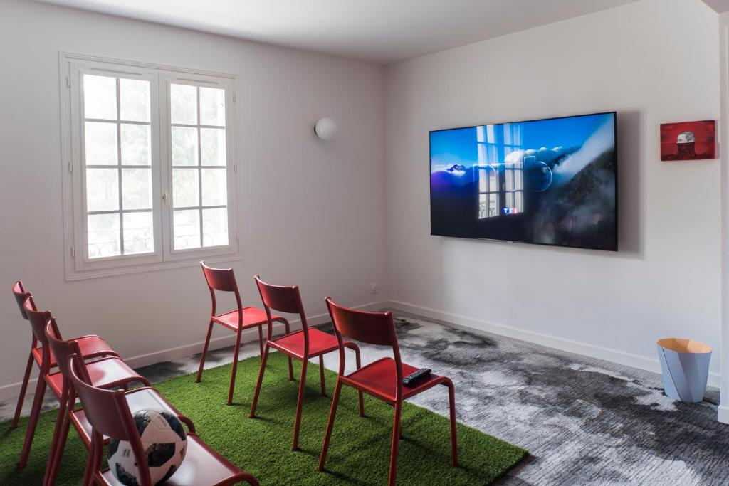 TV a/nebo společenská místnost v ubytování Hôtel-Spa Ô Rouge - Gevrey-Chambertin - Teritoria